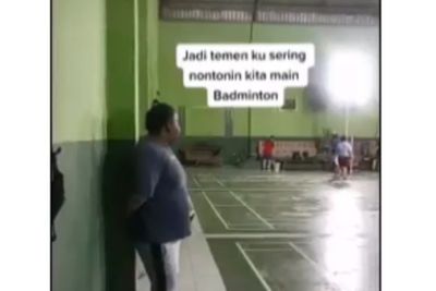 Cowok Ini Cuma Bisa Lihat Temannya Main Badminton, Dikasih Kejutan, Endingnya Nyesek