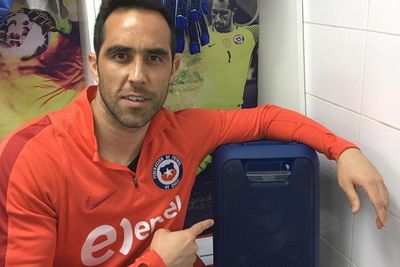 Real Betis Resmi Dapatkan Kiper Claudio Bravo