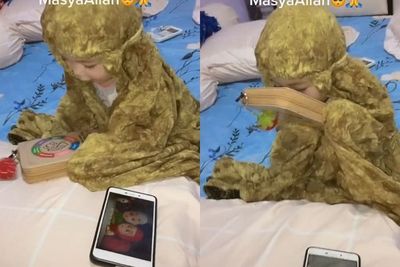 Bayi Lucu ini Lebih Pilih Al Quran Dibanding HP, Netizen Malu Sendiri
