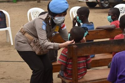Peringati HUT, Polwan di Kongo Afrika Sebar Masker