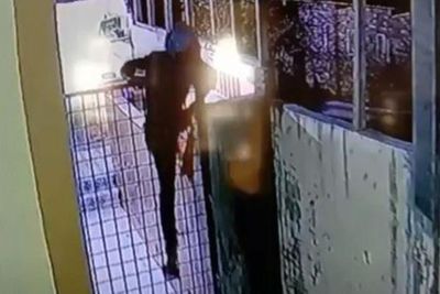 Terekam CCTV Mencuri Kotak Amal di Mesjid, Ternyata Pelakunya Seorang Remaja