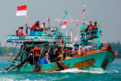 FOTO: Tradisi Sedekah Laut di Batang