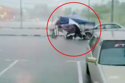Video Haru Perjuangan Seorang Ayah Jualan di Tengah Hujan, Netizen Malah Komen si Perekam