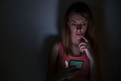 Benarkah Wanita Virgo Suka Stalking Media Sosial Gebetannya?