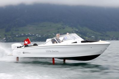 Perahu Hidrofoil Bertenaga Listrik Pertama di Dunia Mulai Debut di Danau Swiss