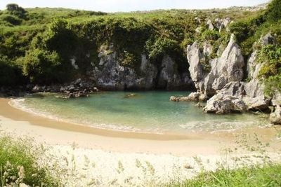 Uniknya Playa de Gulpiyuri, Pantai Tanpa Laut di Spanyol
