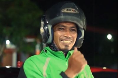 Tengah Malam Masih Antar Makanan, Driver Ojol Diberi Kejutan Customer, Netizen Ikut Sedih