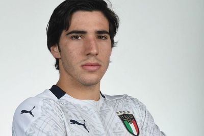 Tonali Posting Foto Masa Kecil Berkaos AC Milan, Sinyal Pindah dari Brescia?