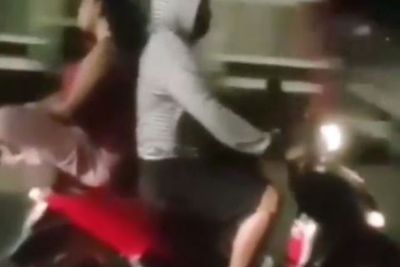 Aksi Santuy, Emak-Emak Bonceng Motor Duduk Sila Sambil Menghadap Belakang