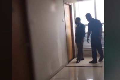 Cewek Nangis dan Teriak Histeris di Apartemen Didatangi Satpam, Netizen Salfok ke Satpam