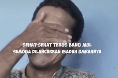 20 Tahun Urus Masjid di Kampung dengan Ikhlas, Pria Ini Nangis saat Terima Hadiah Umrah