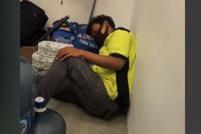 Rela Gak Beli HP Demi Biaya Sekolah Adik, Office Boy Ini Diberi Kejutan, Endingnya Terharu