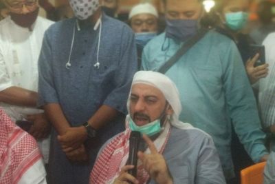 Ditikam Orang Tak Dikenal, Syekh Ali Jaber Minta Umat Islam Tidak Terprovokasi