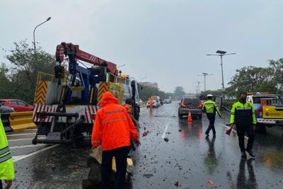 Kecelakaan Beruntun Libatkan Bus TNI & Kemenhan di Tol Jagorawi: 2 Orang Luka-luka