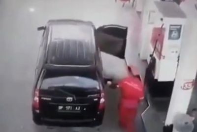 Detik-detik Mobil Terbakar saat Isi BBM di SPBU, Netizen Salut dengan Aksi Heroik Sopir