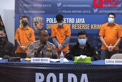 Berawal Senggolan Mobil, Pria Ini Tabrak Korban Hingga Patah Kaki