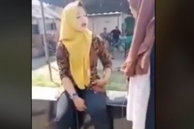 Pelakor Dilabrak Istri Sah, Habis Dicaci Maki, Pelakor Hanya Diam Tak Berkutik