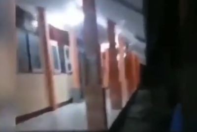 Sekolah Terdengar Ramai Padahal Lama Kosong, Netizen Salfok ke Penampakan di Depan Kelas