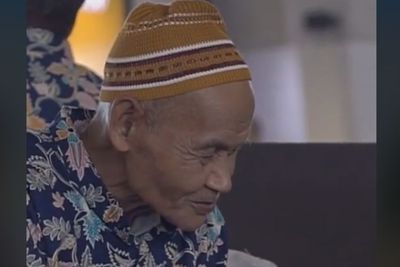 50 Tahun Jadi Marbot Masjid, Kakek Ini Berhasil Wujudkan Impian ke Makkah, Netizen Sedih