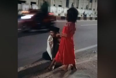 Sedih, Demi Biaya Hidup, Bapak Tua Ini Rela Mengais Botol Bekas dengan Kaki Diseret