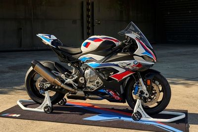 Motor Buas BMW M 1000 RR Resmi Mulai Debutnya di Dunia