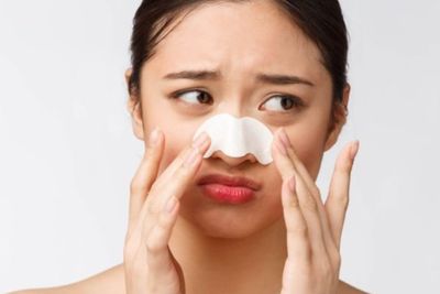 Gemas Pengen Pencet Komedo? Stop Dulu, Ini Cara Aman Angkat Blackhead Tanpa Bikin Wajah Rusak!