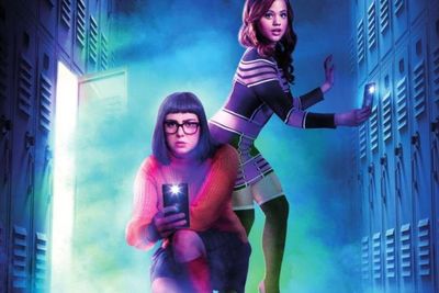 Sinopsis Daphne & Velma (2018) - Life Action Dua Tokoh Scooby Doo Memecahkan Misteri