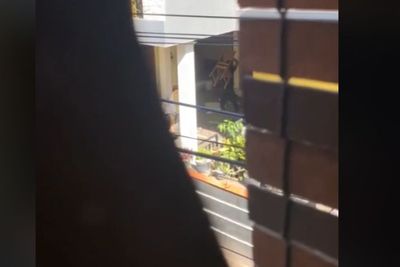 Viral Seorang Pria Ngamuk Banting Kursi hingga Hancur, Anaknya Cuma Diam