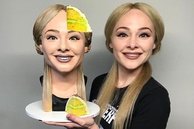 Keren! Perempuan Ini Membuat Kue Berbentuk Wajahnya Sendiri