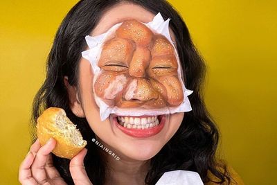 Keren! Makeup Artist Ini Merias Wajahnya Jadi Mirip Odading