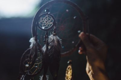 25 Arti Mimpi Tentang Seseorang yang Wajib Kamu Tahu: Pertanda Baik atau Buruk?