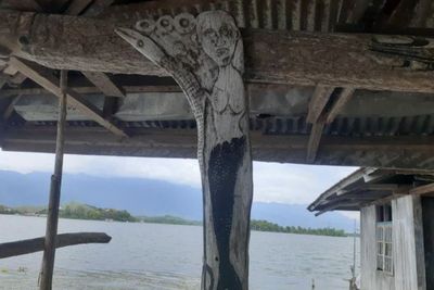 Ukiran Putri Duyung di Rumah Adat Suku Sentani Jadi Pengingat dari Para Leluhur