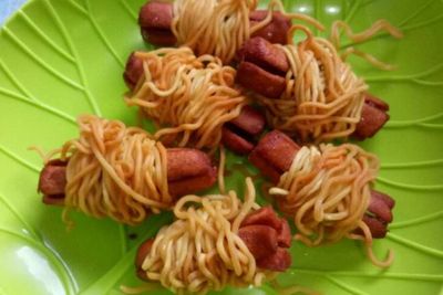 Ide Bekal Makan Siang, Yuk Bikin Sosis Lilit Mie