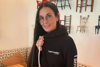 Melihat Rambut Demi Moore Yang Berdiri di Atas Meja