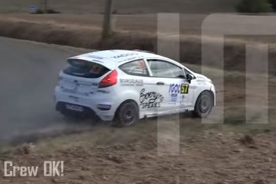 Detik-Detik Mobil Ford Fiesta Tabrak Pembatas dan Terbang di Udara!