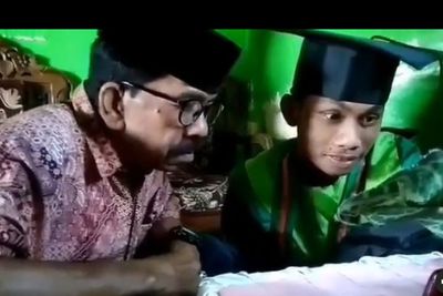 Wisuda Online, Bapak Ini Gantikan Peran Rektor Geser Tali Toga, Aksinya Bikin Anak Jengkel