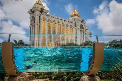 The Lazy Transparent River, Sungai Buatan Transparan di Resort Mewah Makau