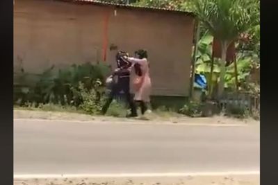 Viral Sepasang Kekasih Bertengkar di Jalan, Cowok Banting Helm, Jadi Tontonan Warga