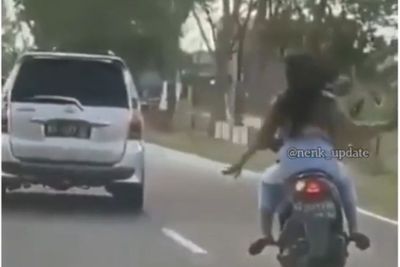 Cabe-cabean Naik Motor Ugal-ugalan Tanpa Helm Sambil Merokok, Endingnya Tak Diduga