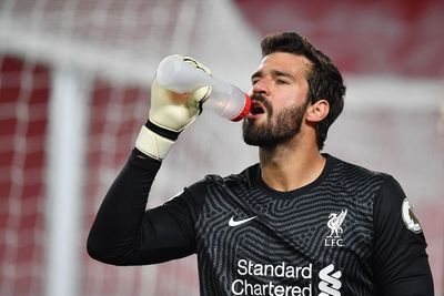 Alisson Cedera Bahu, Berapa Lama Liverpool Tanpanya?