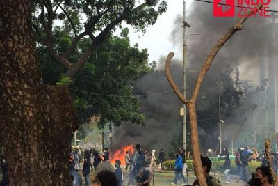 Dilarang Demo di Istana, Massa Bakar Pos Polisi di Medan Merdeka, Ditembak Gas Air Mata