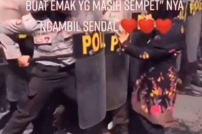Viral Emak-Emak Ambil Sandal Saat Polisi Amankan Demo, Netizen: Emaknya Siapa Nih?