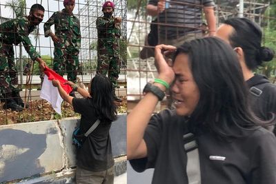 Mengharukan, Wanita Ini Berlari Seberangi Tol demi Serahkan Bendera ke TNI di DPR 