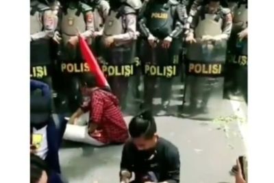Lagi Demo, 5 Mahasiswa Ini Malah Asyik Main Kartu Domino di Depan Polisi Bersenjata