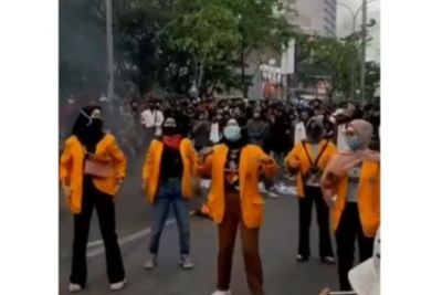 Ketika Anak Tiktok Turun Demo, Suarakan Aspirasi Sambil Asyik Goyang di Tengah Jalan