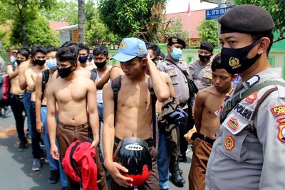 FOTO: Pelajar Diamankan Polisi Saat Hendak Ikut Demo