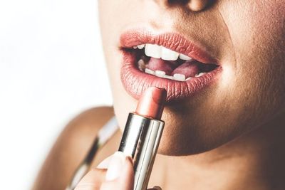 6 Rekomendasi Minyak Esensial untuk Bibir Kering dan Pecah-pecah