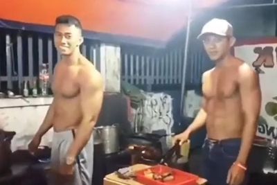 Greget! Penjual Pecel Lele Bertubuh Atletis Ini Bikin Netizen Salah Fokus