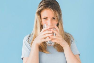 Meski Punya Banyak Manfaat, Namun Ini Bahaya Terlalu Banyak Minum Air Putih
