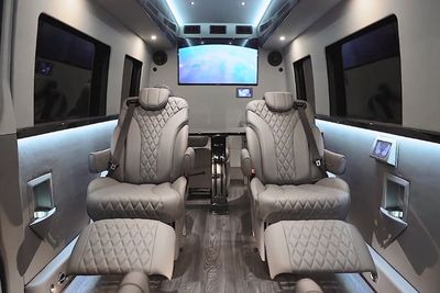 Mobil Mercedes-Benz Sprinter Ini Hadirkan Interior Khusus untuk Bos Besar